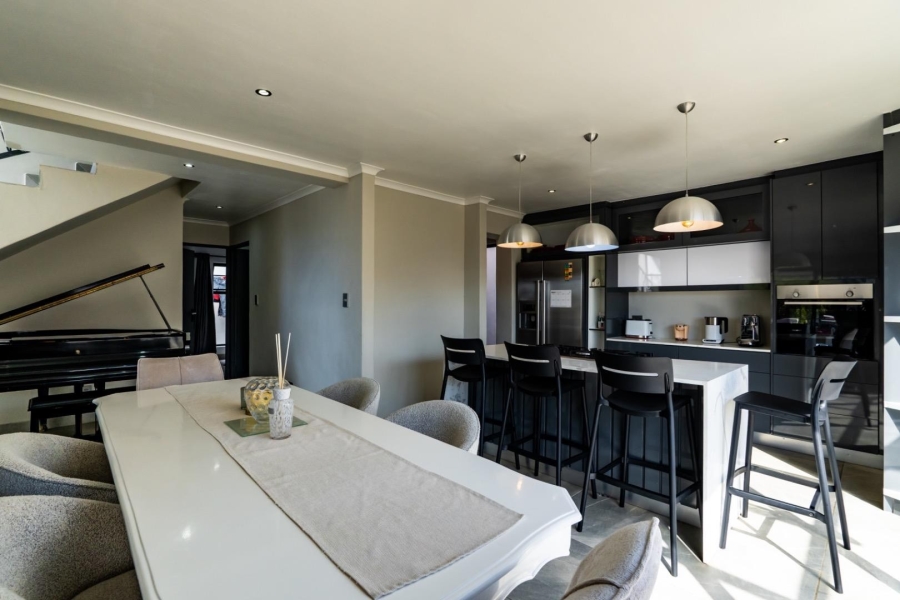 4 Bedroom Property for Sale in La Roche Western Cape